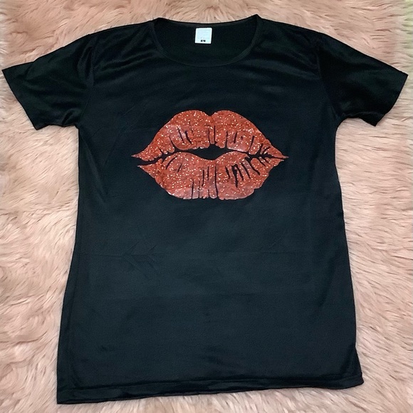 Sexy, red lips print T-shirt🖤❤️ - Picture 2 of 3